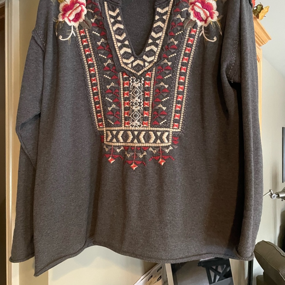 100% cotton. Worn twice. Excellent condition! Beautiful embroidery!